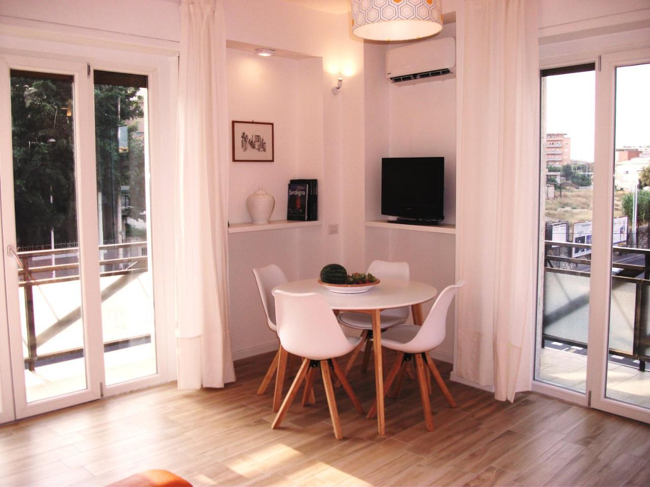 Bright Apartment Кальяри Экстерьер фото